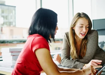 帮助受监管行业的企业利用混合云和人工智能