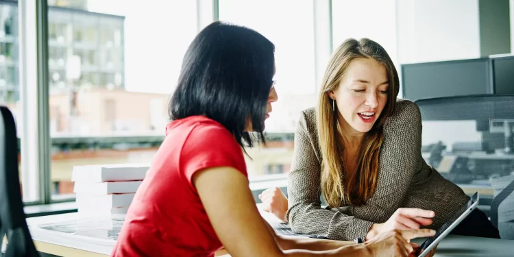 帮助受监管行业的企业利用混合云和人工智能