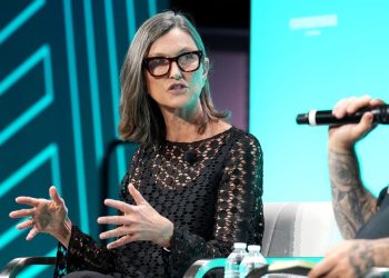 ARK Invest 首席执行官 Cathie Wood 在 2024 年共识大会上表示,以太币 ETF 申请获批是因为加密货币是一个选举问题