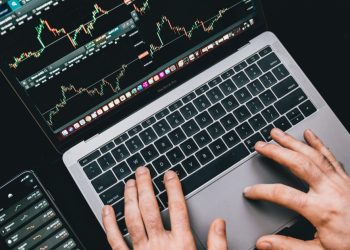 XRP 向不确定性宣战:分析师预测将出现突破