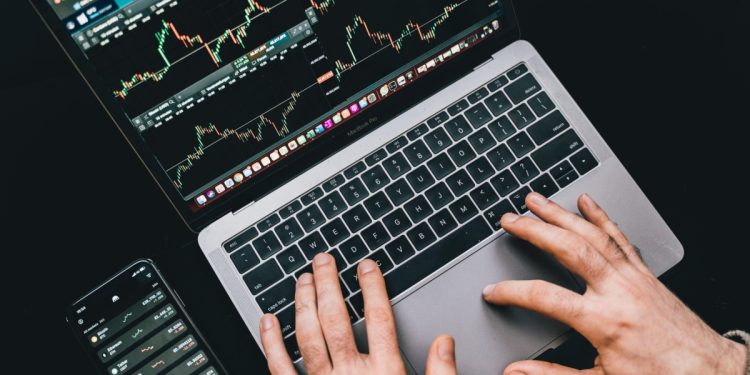 XRP 向不确定性宣战:分析师预测将出现突破