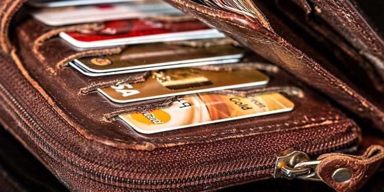 Meme Coins 和宏：自 2012 年以来，美国信用卡持有人压力最大