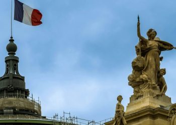 玛丽娜·勒庞的国民联盟在法国大选第一轮中领先