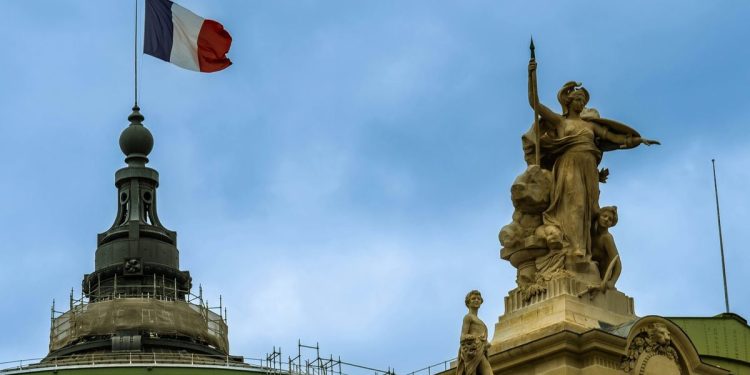 玛丽娜·勒庞的国民联盟在法国大选第一轮中领先