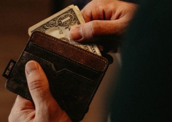 随着德国将更多比特币转移到交易所,比特币价格(BTC)稳定在 57,000 美元以上