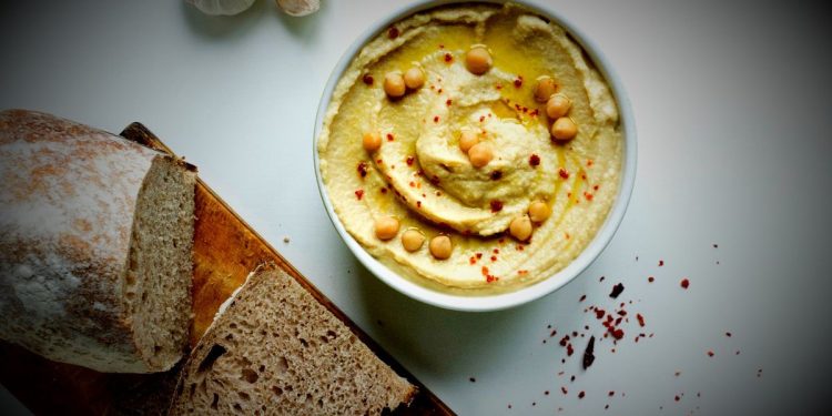 比特币 (BTC) ETF 交易员趁低买入，创下 BTC 交易价 7 万美元以来最大单笔购买量