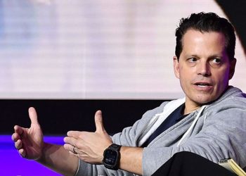 SkyBridge Capital 的安东尼·斯卡拉穆奇表示,民主党犯了一个“可怕的错误”