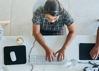 提高 15% 以上维修时间的蓝图:在运营和维护中实现 EAM、移动性和采购的卓越集成