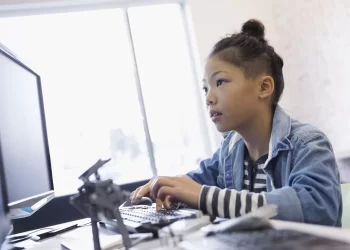 IBM 如何利用 Smarter Balanced 塑造教育领域的 AI 治理