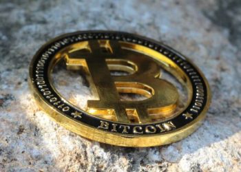 比特币奠定基础:10 万美元反弹 8 万美元重新测试